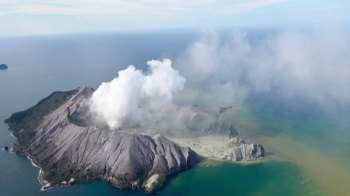뉴질랜드 '화이트섬' 관광 중 화산 폭발…“5명 숨져“
