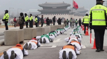 “직접 고용하라“ 톨게이트 요금수납원 '오체투지 행진'