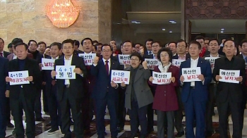 한국당, 예산안 반발 밤샘 농성…“날치기·세금 도둑“ 주장