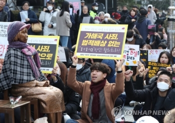 수요집회 “문희상안 백지화해야“…맞불 시위에 소란도