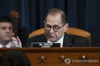 미국 하원 법사위, 14시간 격론 끝 트럼프 탄핵안 표결 연기