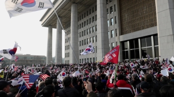 머리채 잡고 욕설, 드러눕기까지…'국회 점령' 아수라장