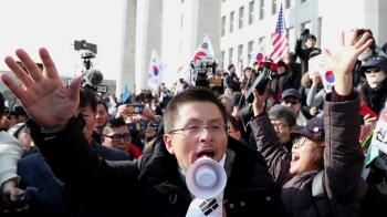 국회 본청 점거한 시위대…황교안 “여러분의 승리“