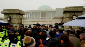 '국회 점거'에 삼엄해진 담장 경계…한국당, 연이틀 집회