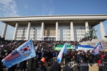 홍익표 “한국당 국회 집회서 성추행 등 일탈행위…동영상 확보“