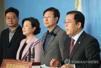 한국당, '불공정' 언론 삼진아웃제…“경고 후 출입금지“