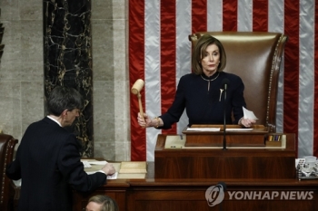 탄핵안 상원행 지연되나…펠로시, 공화 압박술로 활용할듯