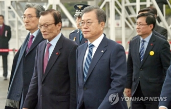 문 대통령 “예산부수법안·비상입법사항 등 민생법안 처리해달라“