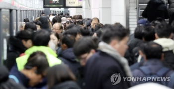 서울지하철 2호선 운행 하루 9회 감축…이유 놓고 노사 공방