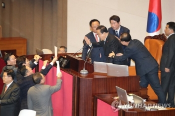 '난장판' 본회의…한국당, 단상 앞 대거 몰려가 “문희상 내려와“