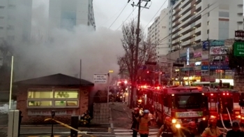 서울 방학동 아파트상가 지하서 불…4명 병원 이송