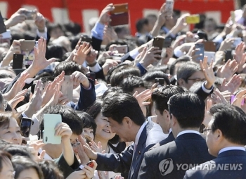 '벚꽃' 파문에 아베 정권 지지율 16개월 만에 40％ 붕괴