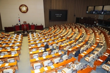 여야, '필리버스터' 맞불전…선거법·공수처 이틀째 '입 대결'