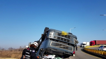 충남 당진 국도서 트레일러 전복…운전자 1명 사망 