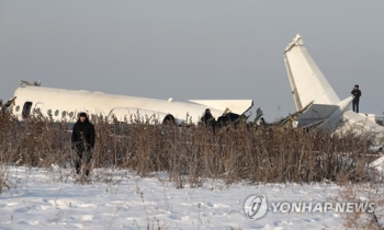 카자흐 여객기 이륙직후 추락…탑승 98명 중 최소 15명 사망