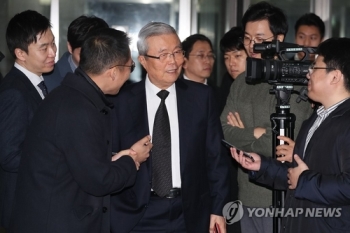 “문재인 정권도 한국당도 답 아니다“…'중도보수' 정계개편론 군불