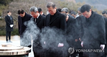 문 대통령 “확실한 변화로 새로운 100년 첫출발“…현충원 참배