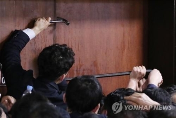 검찰, 패스트트랙 약식기소 한국당 의원 2명에 '당선무효형' 구형