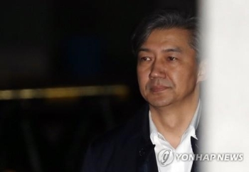조국 전장관 이달 29일 가족비리 의혹 첫 재판…병합여부 주목