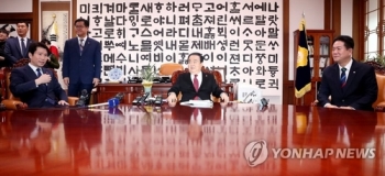 민주당, '수사권 조정법' 상정 연기 검토…한국당 의총 후 결정