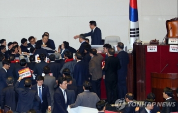 선거법 표결 때 '국회 경위 폭행' 김명연 의원 검찰에 고발