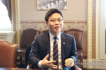 한국당, '목발탈북' 지성호·'체육계 미투 1호' 김은희 인재영입