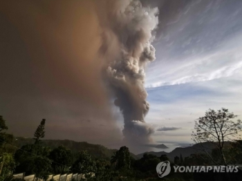필리핀 화산 폭발에 항공편 무더기 결항…괌·사이판도 차질