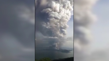 필리핀, 높이 15㎞ '화산재 기둥'…“곧 추가 폭발“ 경보