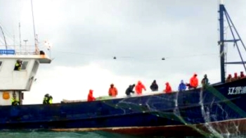 제주도서 불법 중국 어선 2척 나포…전원 압송해 조사