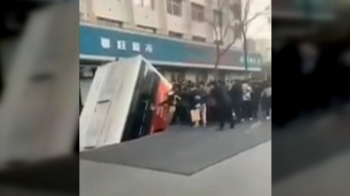도로 푹 꺼지더니 버스 곤두박질…26명 사상 '참변'