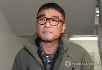 '성폭행 의혹' 김건모 경찰 출석…피의자 신분