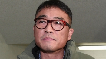 '성폭행 혐의' 김건모 경찰 출석…쟁점은 '진술 신빙성'