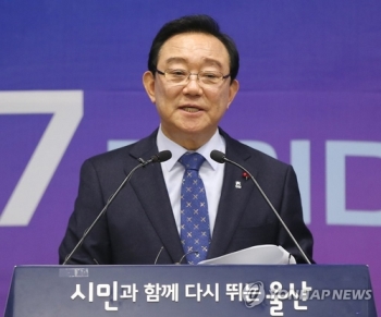 '하명수사·선거개입 의혹' 송철호 울산시장 첫 검찰 출석