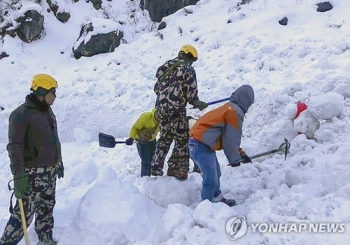 네팔 실종자 수색대 잠정 철수 완료…“눈 녹아야 재개“