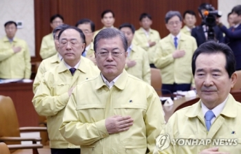 문 대통령 “교민 임시시설 빈틈없이 관리…가짜뉴스 엄정대응“