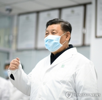 마스크 쓴 시진핑 “전염병 여전히 심각…인민전쟁서 이기자“