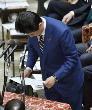 야당 의원에 야유 보낸 아베 총리 “잘못했다“ 사죄