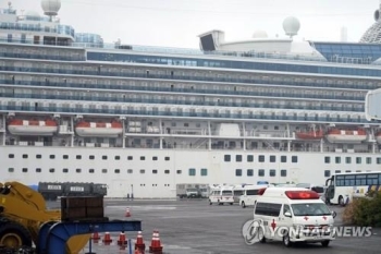일본 정박 크루즈선 승객 전원 검사…내일부터 하선 시작