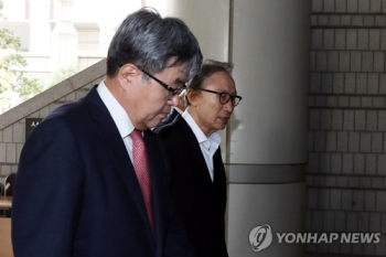 '징역 17년' 이명박 전 대통령 상고…변호인 “전면 무죄 주장“