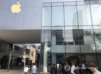 애플, 중국 판매점 절반 이상 재개장…매출 회복 안간힘