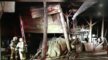 인천 항동 철공소 건물 일부 무너져…70대 구조
