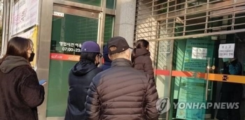 “마스크 오늘부터 풀린다더니…“ 줄 선 시민들 '허탈'