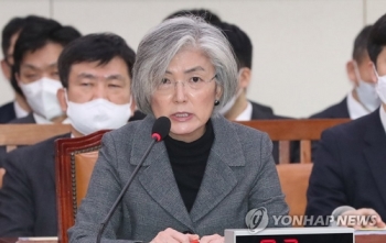 강경화 “한국인 입국금지, 방역능력 없는 국가의 투박한 조치“