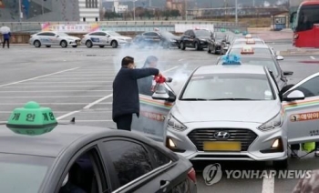 “마스크 안 쓴 승객 승차거부 되나요“ 불안한 택시기사들