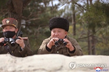 북한 “김정은, 전선장거리포병구분대 훈련 또 지도“