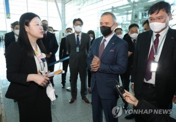 해리스 미국대사, 인천공항 '출국검역' 참관…“세계적 표본될만“