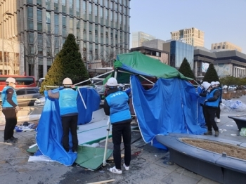 서울시, 광화문 광장 '전두환 심판' 농성 천막 철거