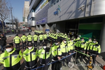 대구시·경찰, 신천지 교회 뒷문 열고 진입…첫 행정조사