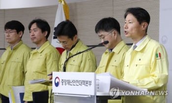 정부 “사회적 거리두기 완화할 때 아냐…해외 대유행 등 주시“