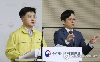 정부 “출국자 대상 검역도 검토 중…당장 시행은 어려워“